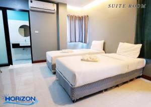 Postel nebo postele na pokoji v ubytování Horizon Hotel
