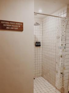 Ein Badezimmer in der Unterkunft Kos One Hostel