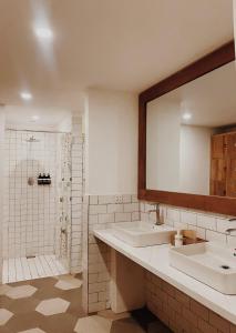 Ein Badezimmer in der Unterkunft Kos One Hostel