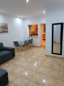 sala de estar con mesa y sillas en AFYZ Mansions, en Lenasia