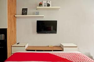 TV/trung tâm giải trí tại OYO Life 92962 Apartement Sentraland Karawang By Ratna
