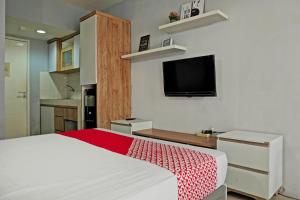 Giường trong phòng chung tại OYO Life 92962 Apartement Sentraland Karawang By Ratna