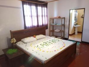 Una cama grande con un pastel encima. en Red Roof holiday home, en Jambiani