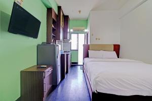 เตียงในห้องที่ OYO Life 92949 Apartemen Gateway Cicadas By Qq Rent