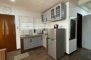een keuken met een koelkast en een wastafel bij G Apartment - Home in Kabankalan City in Kabankalan