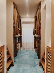 einen Flur eines Zimmers mit Fliesenboden in der Unterkunft Kos One Hostel in Canggu