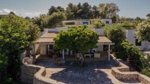 an aerial view of a house with a tree at Casa Itaca in Marittima