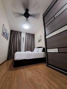 sypialnia z łóżkiem i wentylatorem sufitowym w obiekcie Hijauan Homestay Shah Alam w mieście Shah Alam