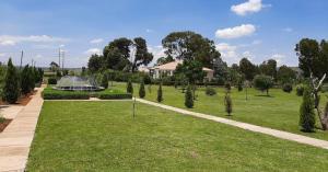 un giardino con fontana in mezzo a un parco di Sekgome Resort a Johannesburg