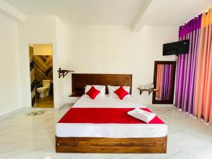 ein Schlafzimmer mit einem großen Bett mit roten Kissen in der Unterkunft Ella Tea Heaven Villa in Ella