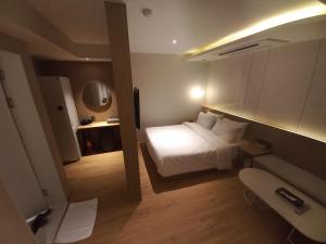 Postel nebo postele na pokoji v ubytování Adena Hotel