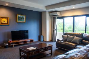 Posezení v ubytování Hotel Condominium DOKADOKA ホテルコンドミニアム土花土花 + 105 fotografií