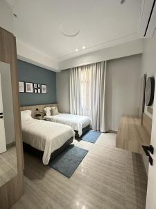 pokój hotelowy z 2 łóżkami i oknem w obiekcie Modern Appartements With Private Entry w Rijadzie