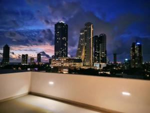 Blick auf die Skyline der Stadt in der Nacht in der Unterkunft VAUX Park Street - A collection of 8 luxury lofts in Colombo