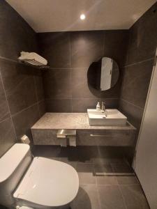 Koupelna v ubytování Adena Hotel