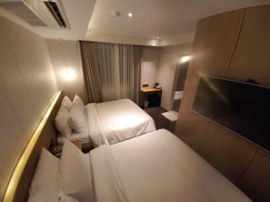 Postel nebo postele na pokoji v ubytování Adena Hotel