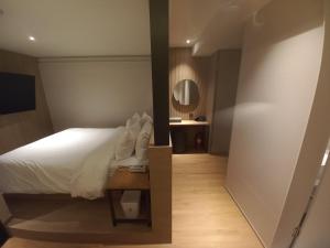 Postel nebo postele na pokoji v ubytování Adena Hotel