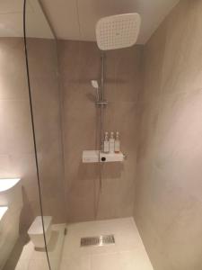 Koupelna v ubytování Adena Hotel