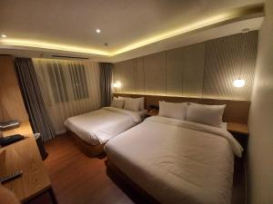 Postel nebo postele na pokoji v ubytování Adena Hotel