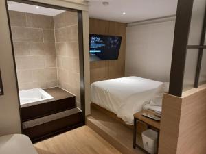 Postel nebo postele na pokoji v ubytování Adena Hotel