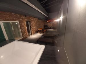 Koupelna v ubytování Adena Hotel + 37 fotografií
