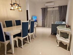 a living room with a dining room table and chairs at Elixia-Colombo,Malabe in Colombo