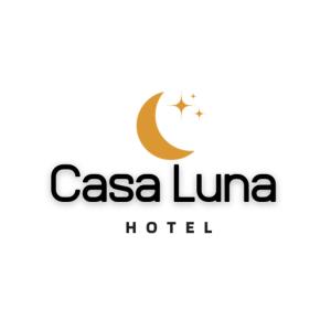 una señal para un hotel con luna creciente y una crescentrescentrescente en HOTEL CASA LUNA, en Piura