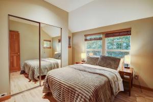 a bedroom with two beds and a large mirror at Modern 3Bed+loft, 3.5Bath Home w/desk, gym access in Seattle
