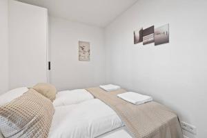 Postel nebo postele na pokoji v ubytování Venture Vacations - Discover Selfoss Stylish 4Bedroom Hideaway