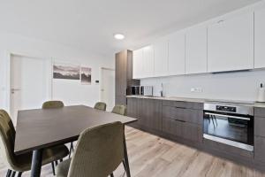 Kuchyň nebo kuchyňský kout v ubytování Venture Vacations - Discover Selfoss Stylish 4Bedroom Hideaway