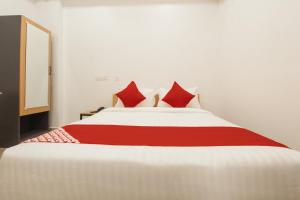Postel nebo postele na pokoji v ubytování Super Hotel O Sakthi Grand