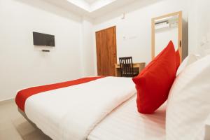 Postel nebo postele na pokoji v ubytování Super Hotel O Sakthi Grand