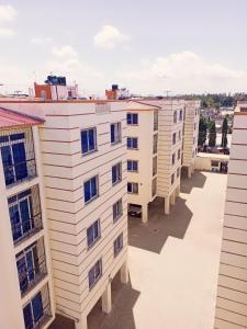 una fila de edificios de apartamentos en un techo en Bliss homestay apartment with swimming pool en Mtwapa
