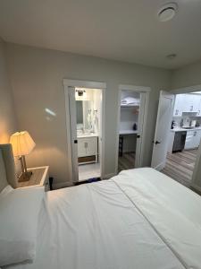 Кровать или кровати в номере 2 Bedroom 2 Washrooms Brand New Beautiful & Cozy Suite