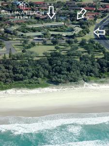 eine Luftansicht auf den Strand und das Meer in der Unterkunft Ballina Beach Resort in Ballina