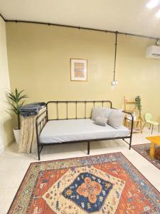 uma cama num quarto com um tapete em Homestay Temerloh with private pool, Yhc Homestay em Temerloh