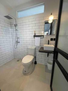 een badkamer met een toilet en een wastafel bij Studio Gordy in Seminyak
