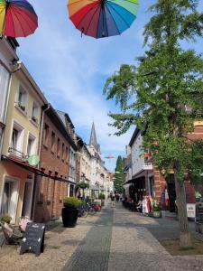 Ferienwohnung Mühlenblick في كمبن: مظلة ملونة تطير فوق شارع المدينة