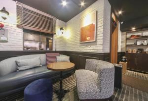 Ο χώρος του lounge ή του μπαρ στο Brown Dot Hotel Daeyeon