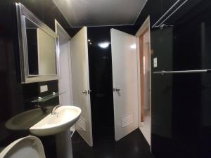 Koupelna v ubytování 2BR condo at Kandi tower 2