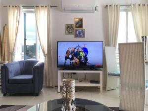 TV a/nebo společenská místnost v ubytování 2BR condo at Kandi tower 2