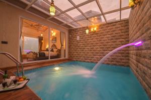 Bazén v ubytování Jungle Lodge Resort nebo v jeho okolí