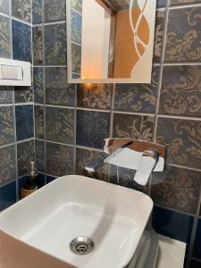 een badkamer met een witte wastafel en een toilet bij Mrig Valley Resort, Homestay & Banquet in Kandikhal