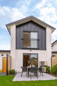 ein Haus mit schwarzer Fassade in der Unterkunft Charming Riccarton Abode 2Bed w/Garage in Christchurch