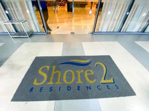 een uitnemend bord op de vloer van een winkel bij Shore2 Luxurious & Homely Suite near MOA in Manilla