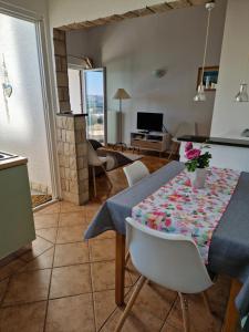 cocina y sala de estar con mesa y sillas en Apartments Panorama 2, en Trogir