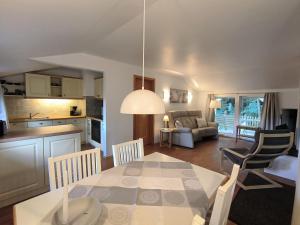 eine Küche und ein Wohnzimmer mit einem Tisch und Stühlen in der Unterkunft Ferienhaus Paulsen in Silberstedt