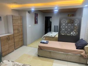 Arnavutköy的住宿－Villa Blacksea，客房设有两张床、一个衣柜和橱柜。