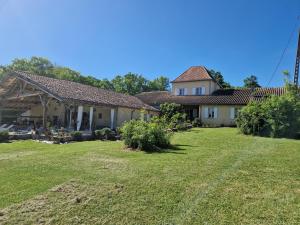 una casa con un gran patio delante de ella en Maison Cassin47, en Lavergne
