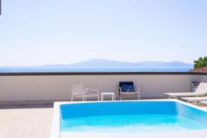 uma piscina no telhado de uma casa em Hotel Il Telamonio em Talamone